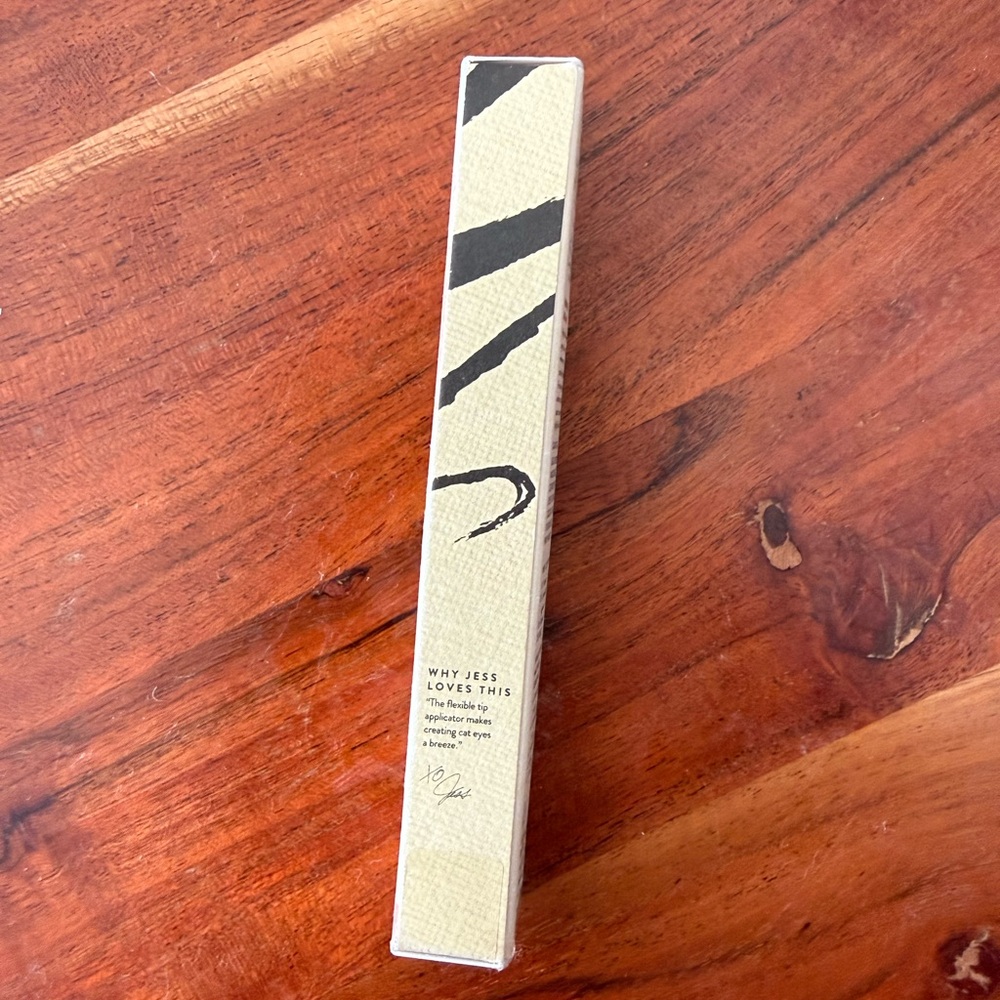 Honest Liquid Eyeliner - Black - Picture 2 of 4